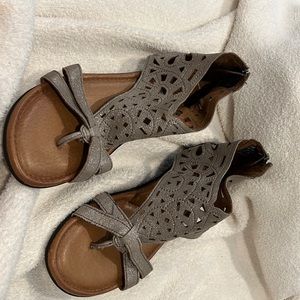Cobb Hill silver back zip sandal. excellent condition Silver metallic color